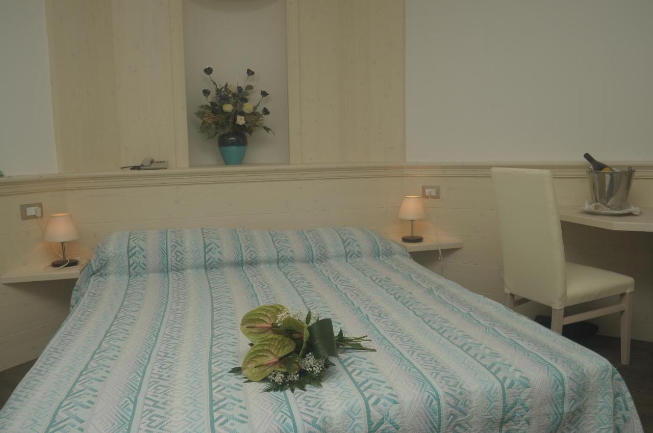 Albergo Antica Rosa Levico Terme Camera foto